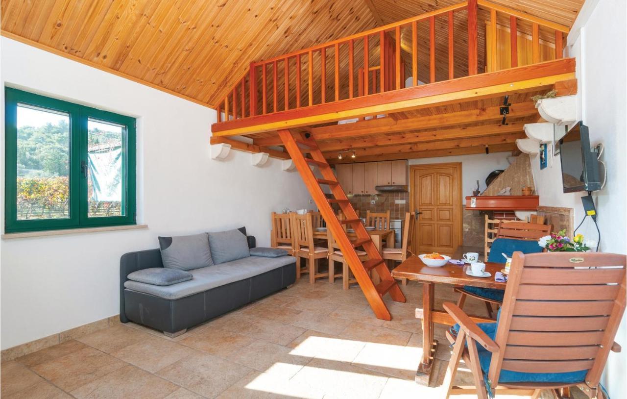 1 Bedroom Awesome Home In Postira Exterior photo
